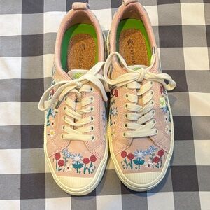Cariuma Pastel Floral Canvas Sneakers. Size 10
